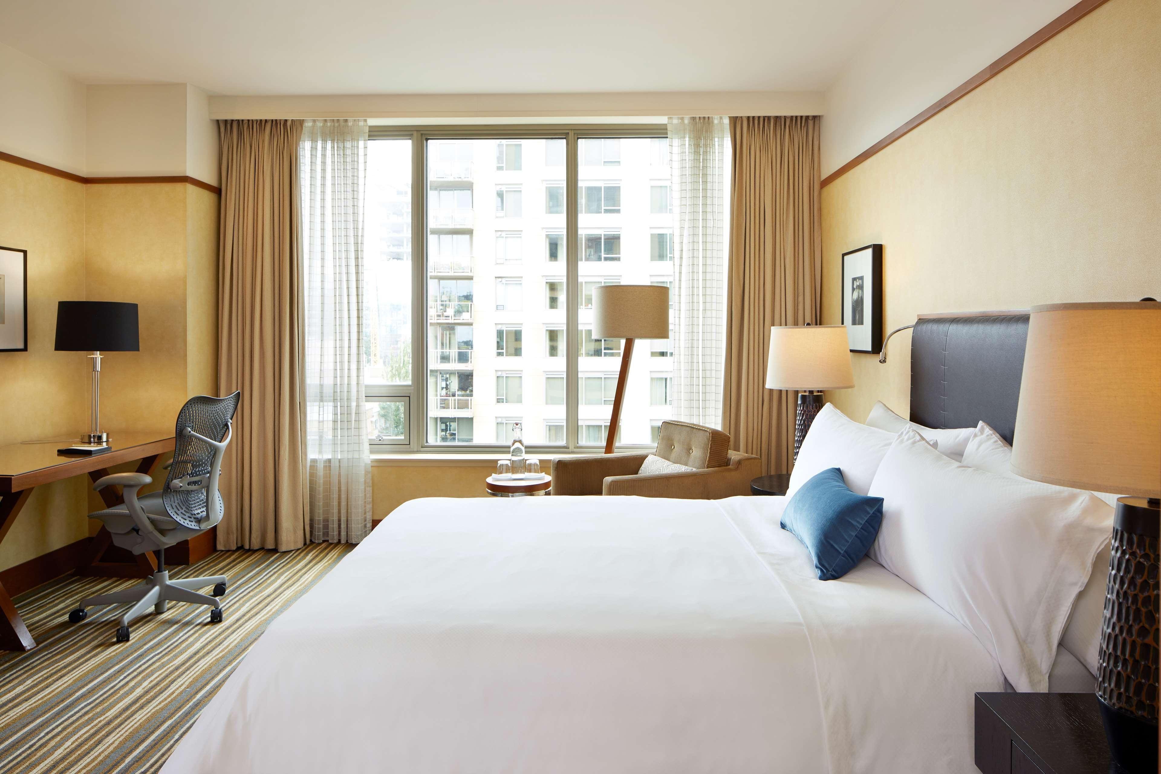 1 Hotel Сиэтл Экстерьер фото A guest room at the Westin Harbour View